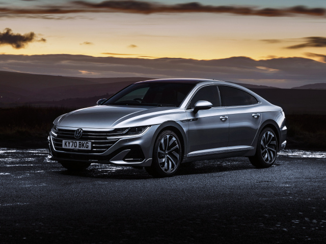 Серебристый автомобиль Volkswagen Arteon R-Line 2020 года
