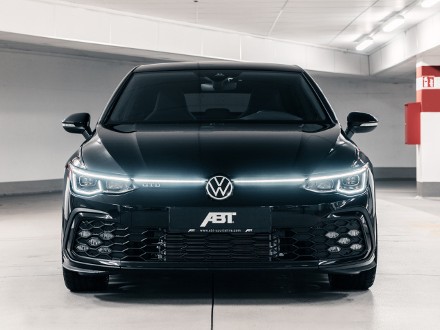Черный автомобиль ABT Volkswagen Golf GTD 2021 года вид спереди
