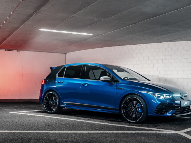 Синий автомобиль ABT Volkswagen Golf R 2021 года на парковке