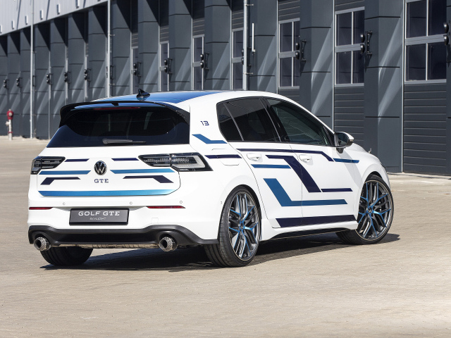 Автомобиль Volkswagen Golf GTE Skylight 2021  года вид сзади