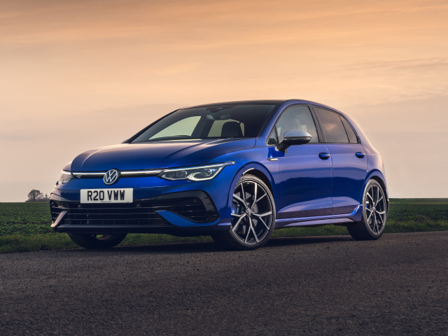 Синий автомобиль Volkswagen Golf R 2021 года