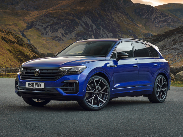 Внедорожник Volkswagen Touareg R E Hybrid 2021 года у гор
