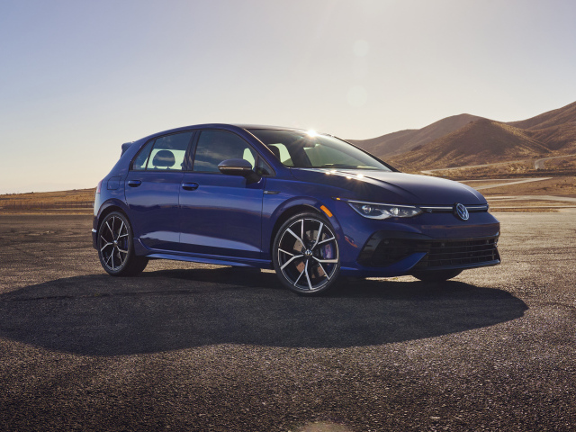Синий автомобиль  Volkswagen Golf R, 2022 года в пустыне