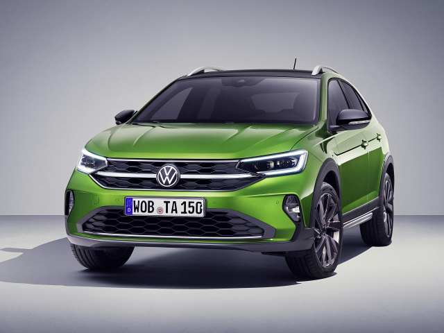 Зеленый стильный Volkswagen Taigo 2021 года на сером фоне