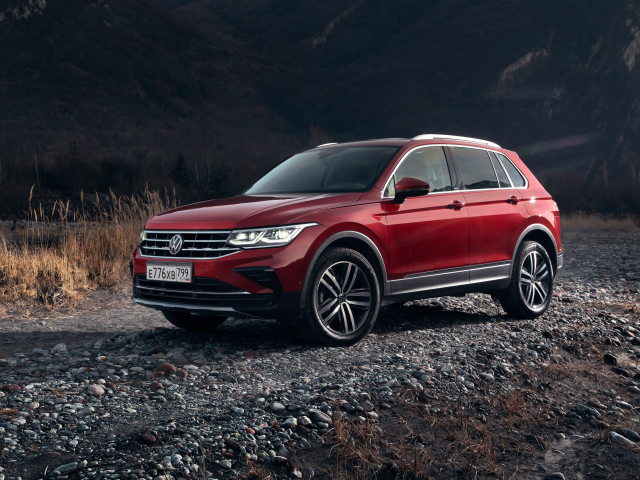 Красный внедорожник Volkswagen Tiguan 4MOTION 2021 года в горах