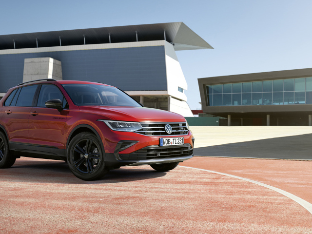 Красный внедорожник Volkswagen Tiguan Urban Sport 2021 года