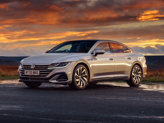 Серебристый автомобиль Volkswagen Arteon R-Line 2020 года на закате