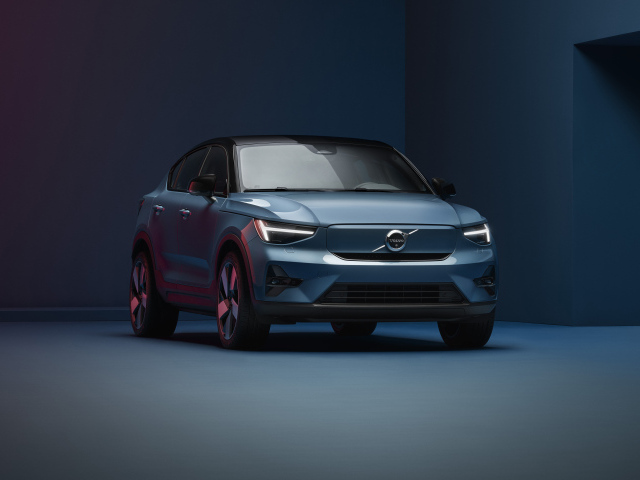 Автомобиль Volvo C40 Recharge 2021 года на синем фоне
