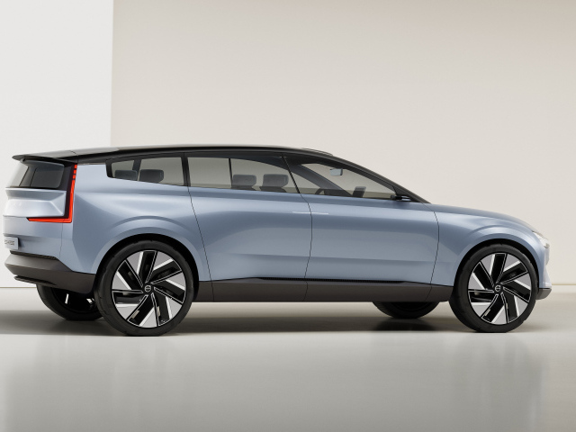 Серебристый Volvo Concept Recharge 2021 года вид сзади