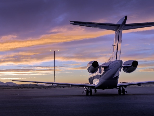 Большой самолет стоит на взлетной полосе  вид сзади