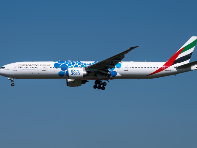 Пассажирский Boeing  777-300ER авиакомпании  Emirates в небе