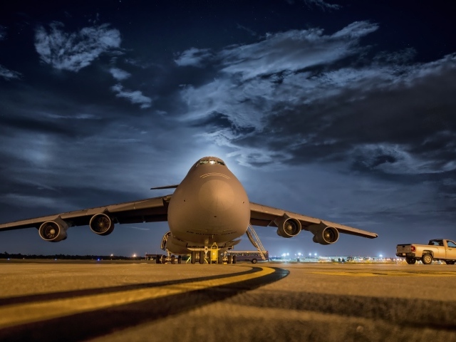 Большой пассажирский самолет на взлетной полосе 