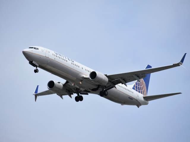 Пассажирский Боинг 737 авиакомпании  United на взлете