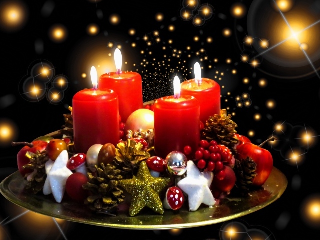 Зажженные красные рождественские свечи с украшениями
