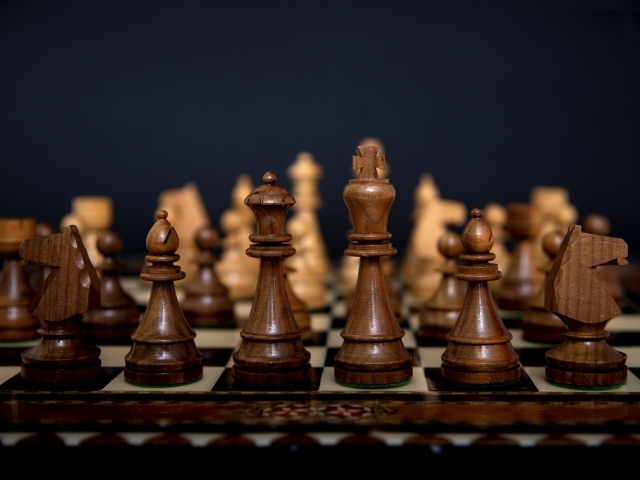 Красивые деревянные шахматы на доске 