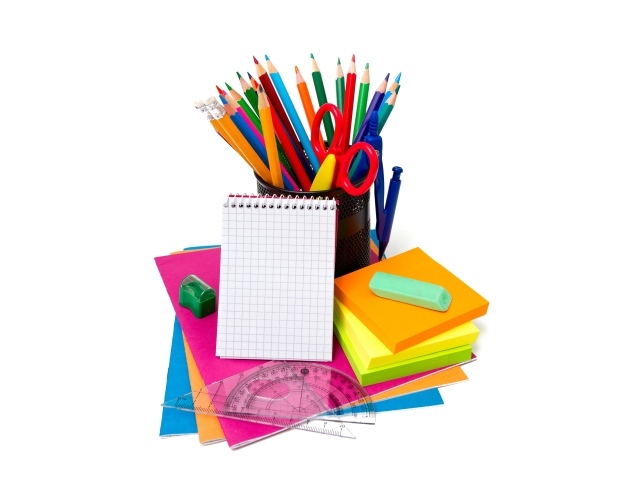 Яркие разноцветные канцелярские предметы на белом фоне 