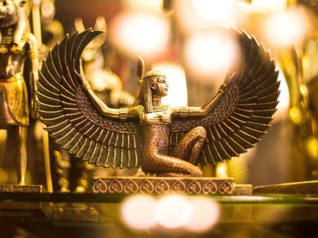 Египетские золотые фигурки на столе 