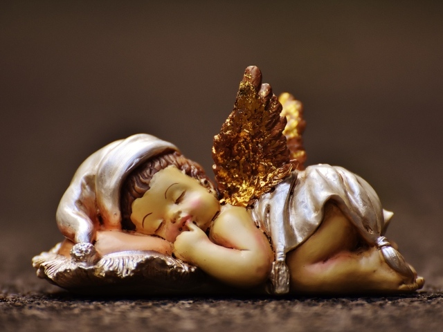 Статуэтка спящий купидон 