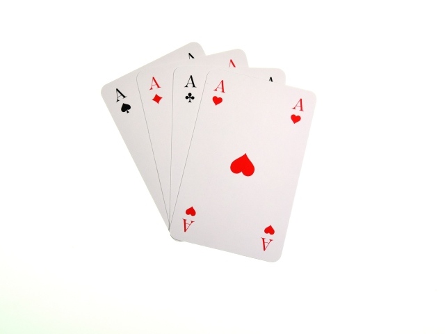 Четыре туза на белом фоне 