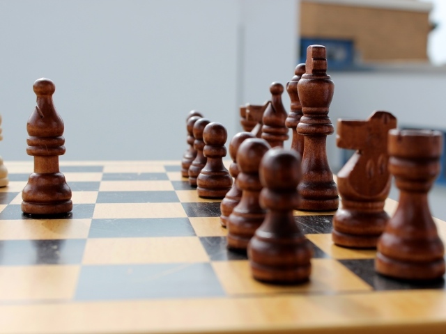 Большие деревянные шахматы на доске 