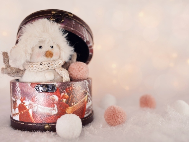 Маленький снеговик сидит в шкатулке 