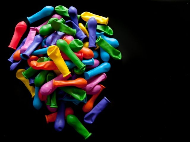 Много разноцветных шариком на черном фоне 