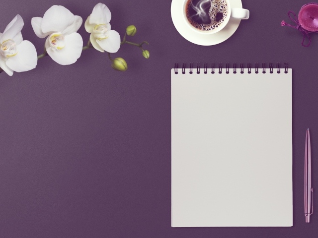 Блокнот с ручкой, цветами орхидеи и кофе на сиреневом фоне