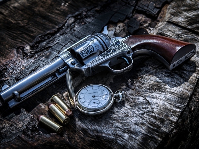 Револьвер с патронами и карманными часами 