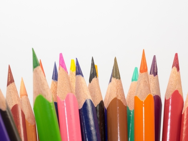 Острые разноцветные карандаши для рисования на белом фоне