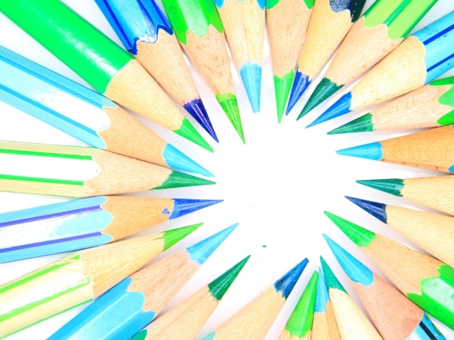 Острые карандаши для рисования на белом фоне