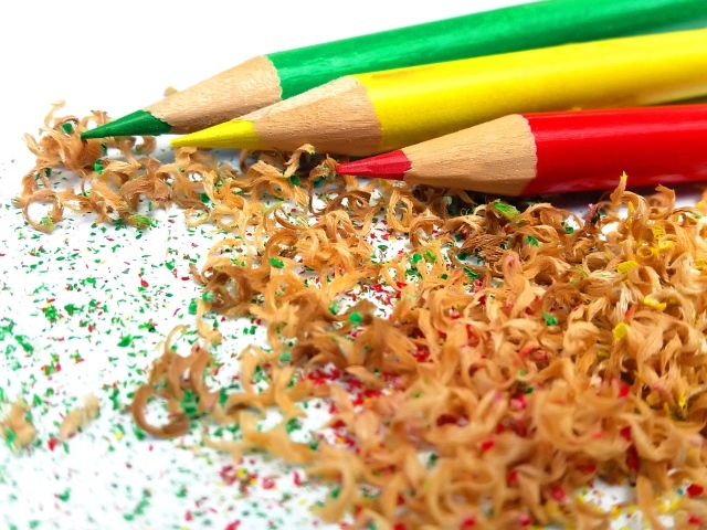 Острые заточенные карандаши со стружкой на белом фоне