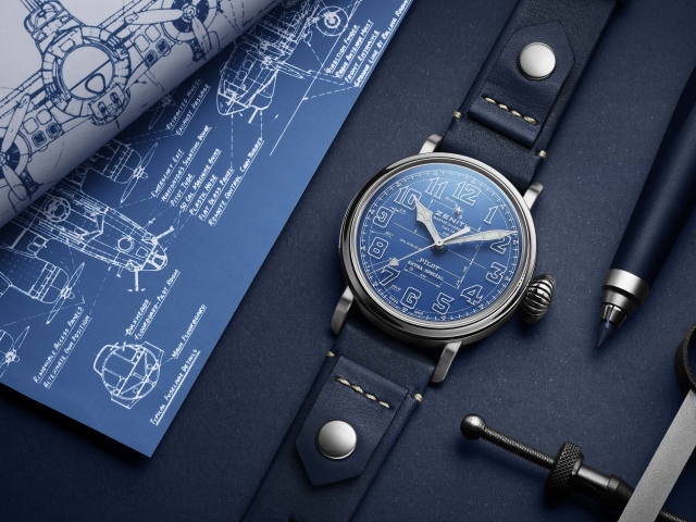 Стильные дорогие мужские часы  Zenith Pilot Type 20 на столе с ручной