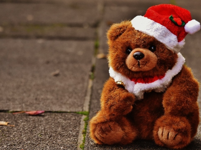 Плюшевый мишка в новогоднем колпаке 