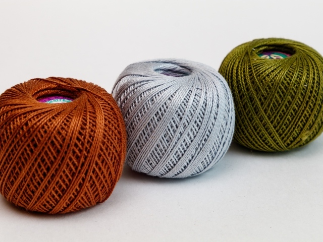 Три клубка пряжи на белом фоне 