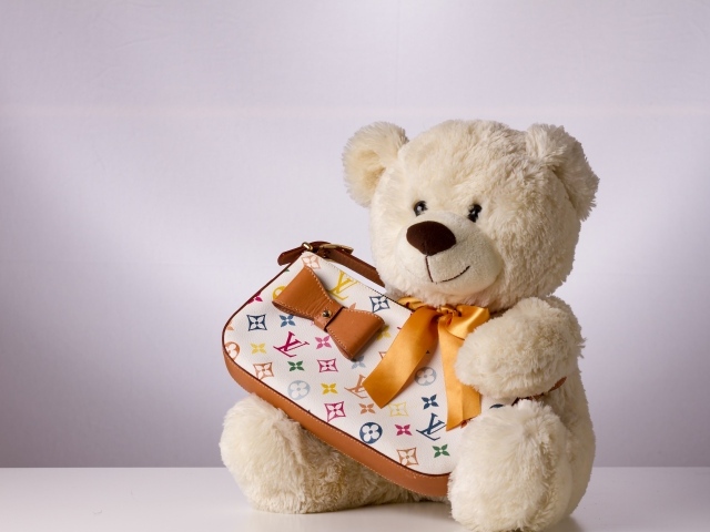 Белый плюшевый медведь с сумочкой