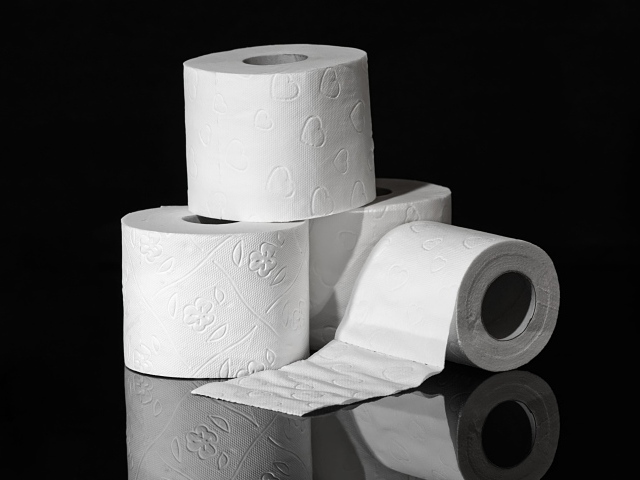 Белая туалетная бумага на черном фоне