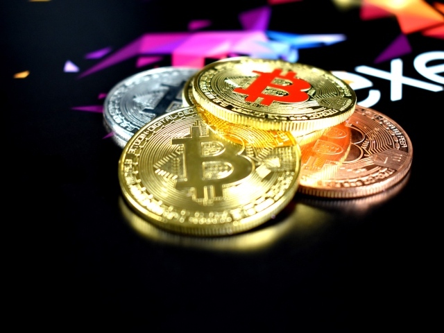 Монеты биткоин на черном столе 