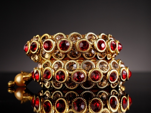Золотое украшение с красным рубином