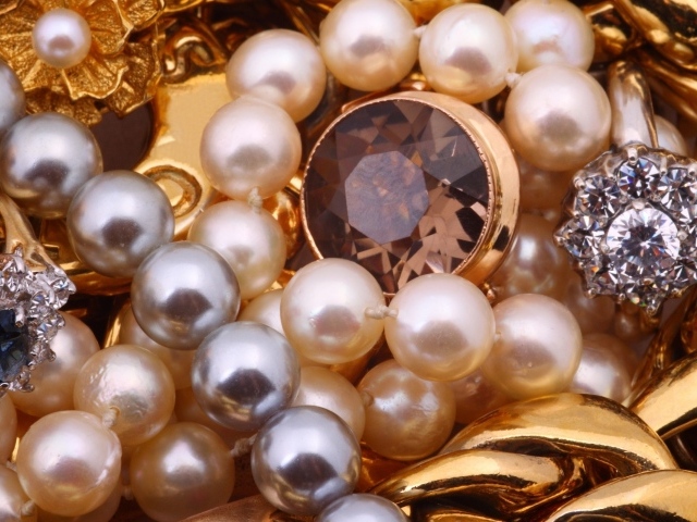 Много драгоценных камней и жемчуга
