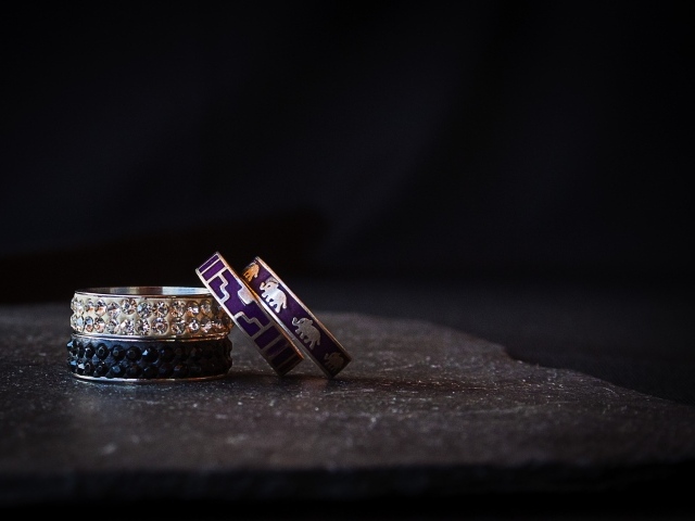 Драгоценные кольца на черном фоне 