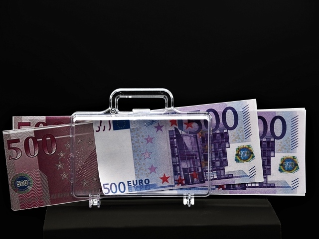 Купюры евро с держателем на черном фоне