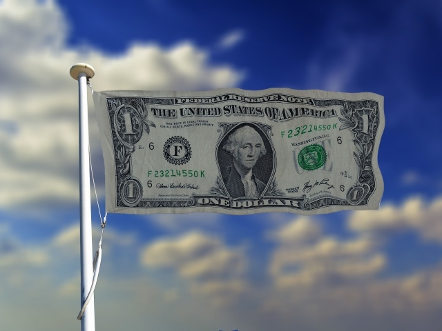 Флаг из купюры один доллар на фоне неба