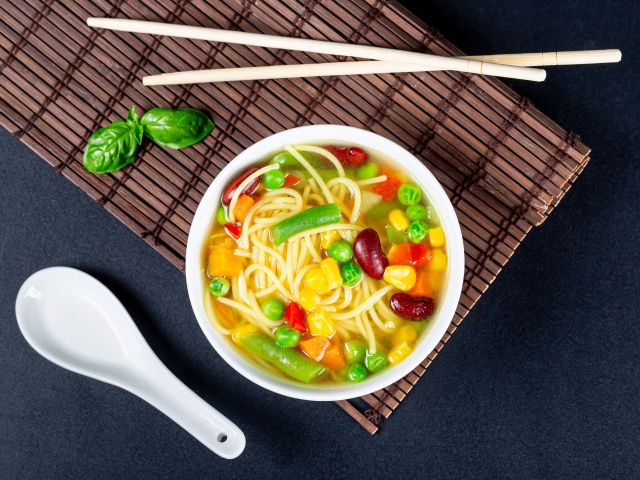 Аппетитный китайский суп с овощами