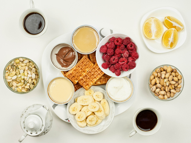 Аппетитный завтрак на белом столе