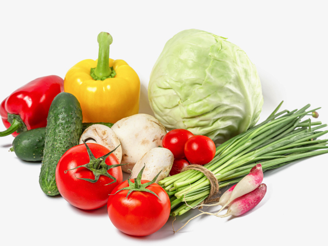 Аппетитные свежие овощи на белом фоне крупным планом