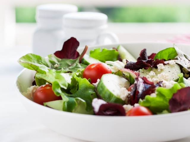 Аппетитный салат со свежими огурцами, помидорами и сыром