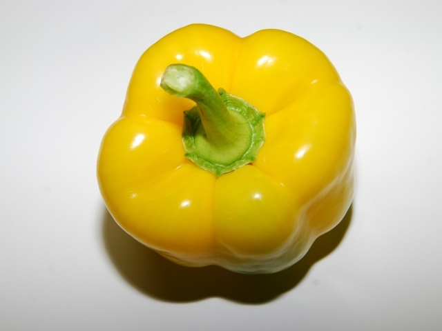 Аппетитный желтый болгарский перец на сером фоне