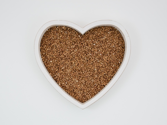 Большое белое сердце с гречневой крупой  