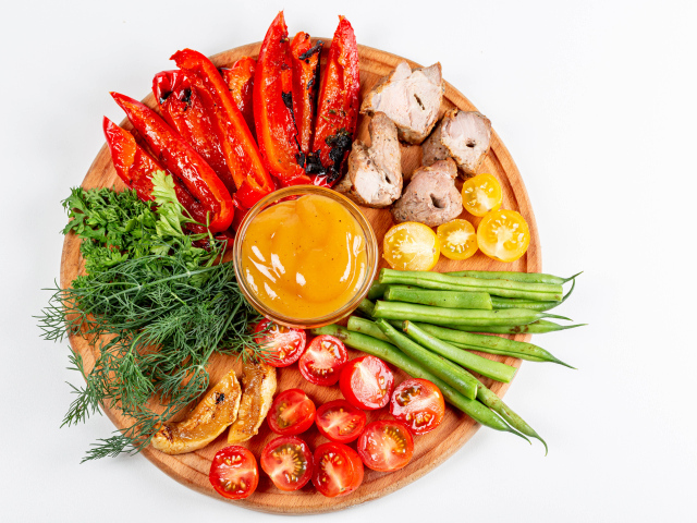 Доска с овощами, зеленью и мясом