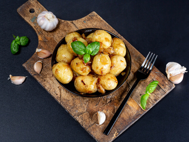 Вареный молодой картофель с чесноком и базиликом